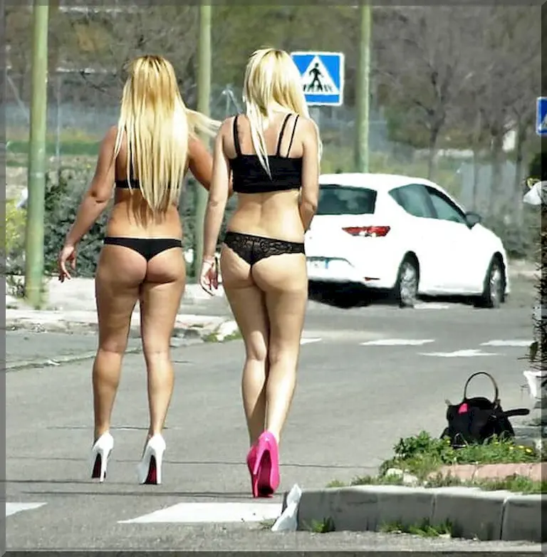 Подборка уличных девушек на дороге ( 40 фото )