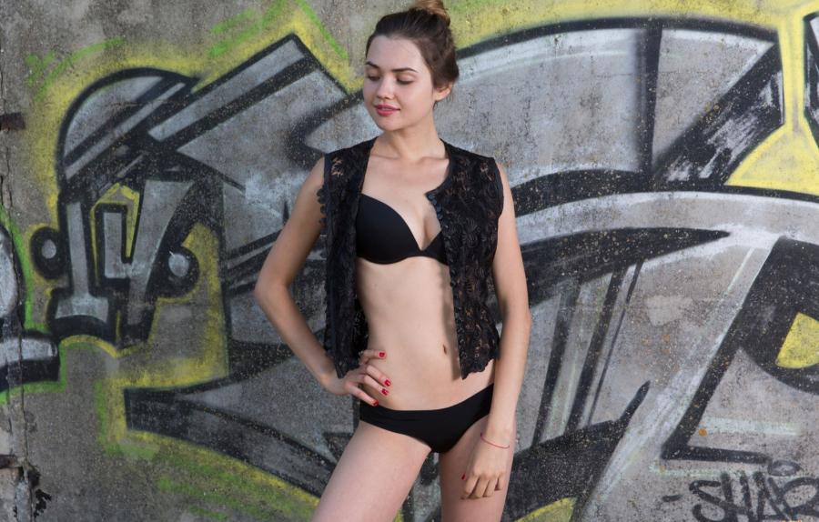 Милашка с пухлыми губками ходит по улице голой